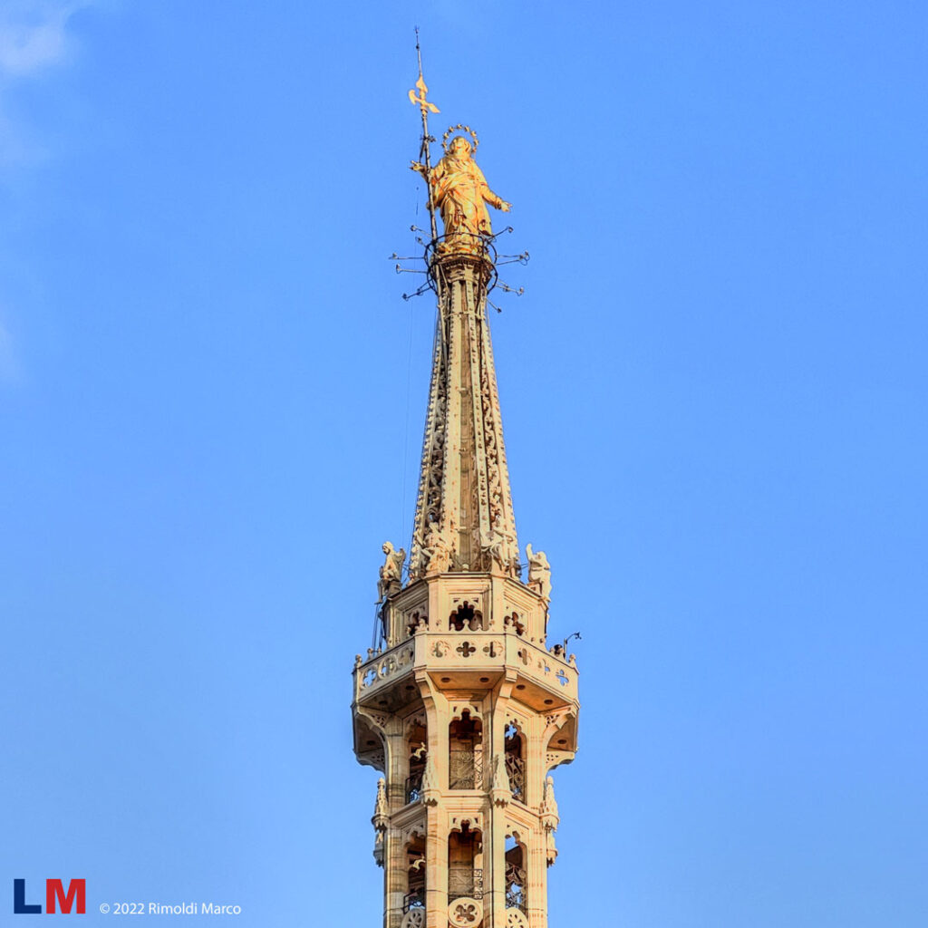 La Madonnina sulla guglia più alta del Duomo di Milano