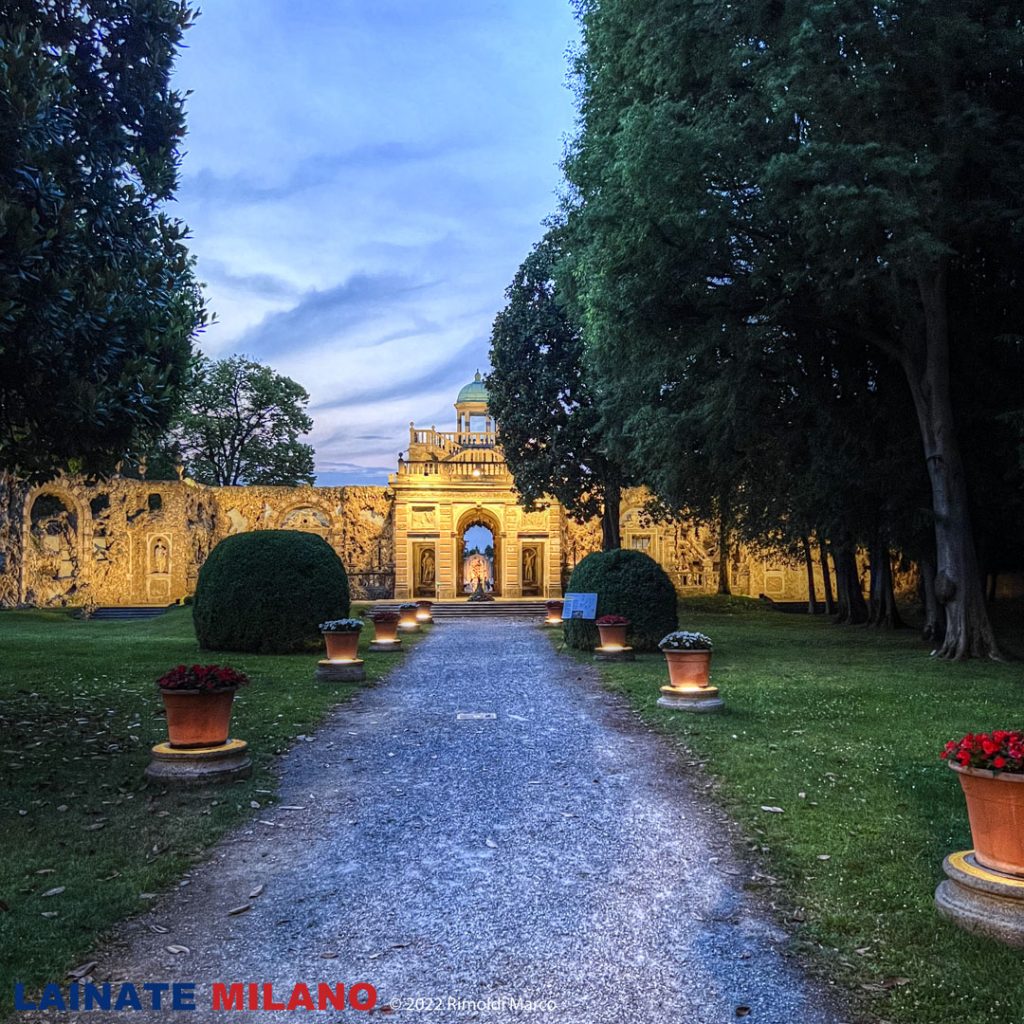 Villa Litta by Night l'ingresso del Ninfeo illuminato