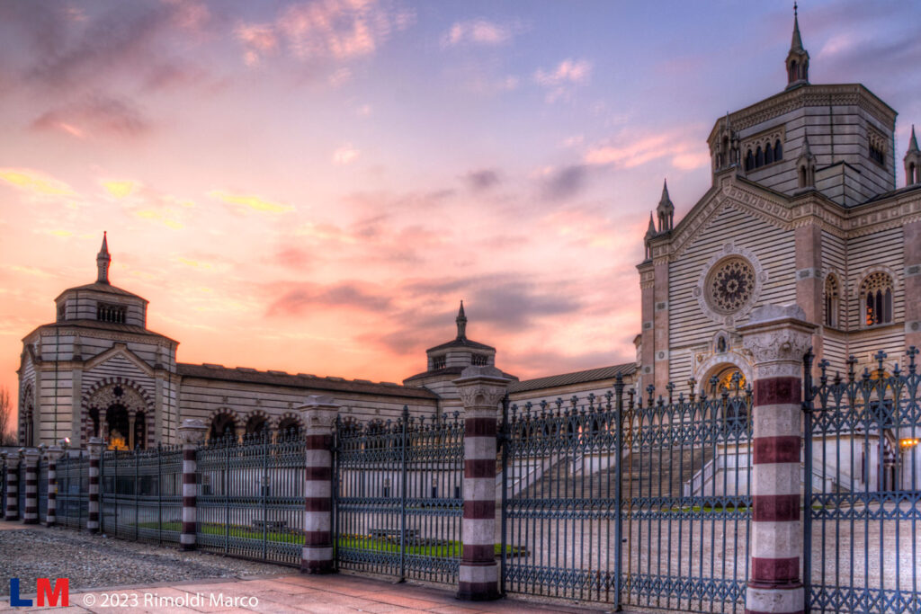 Il piazzale del Cimitero Monumentale al tramonto . Sulla destra il Famedio.