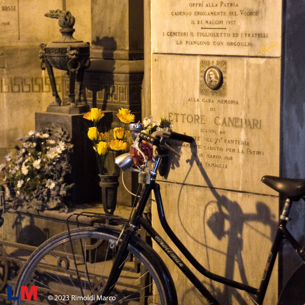 Una bicicletta, probabilmente di qualche visitatore, collocata di fronte ad alcuni loculi.