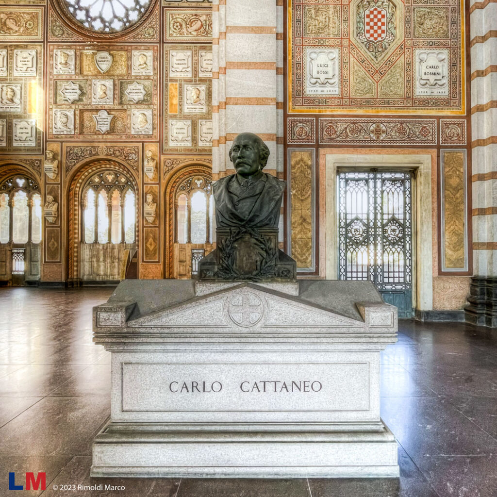 La tomba di Carlo Cattaneo. Sopra il sarcofago è visibile un mezzobusto che ritrae l'illustre personaggio milanese.