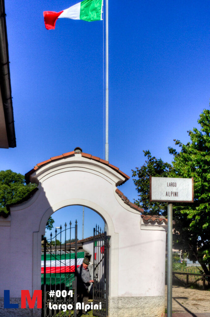 L'ingresso dell'associazione alpini di Lainate durante le celebrazioni del 25 aprile 2016.