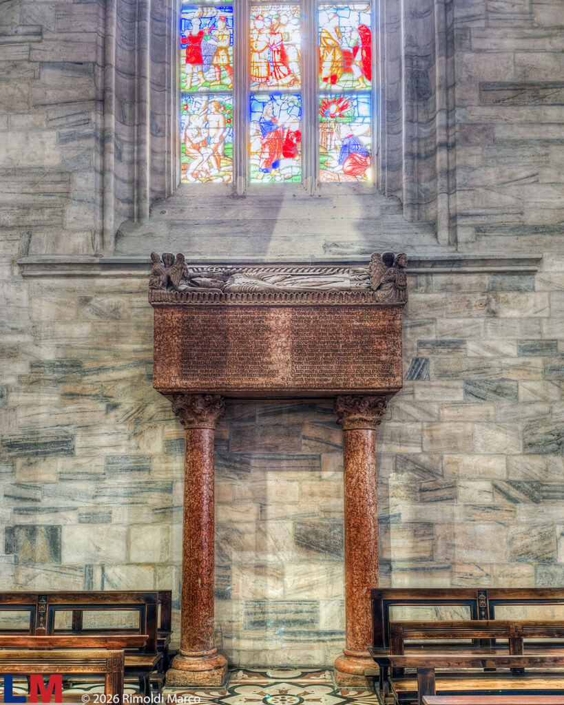 Il monumentale sarcofago in marmo rosso di Verona poggia su colonne scolpite all'interno del Duomo.
