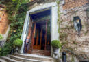 Il portale d'ingresso principale di Villa Mozart con scalinata in pietra