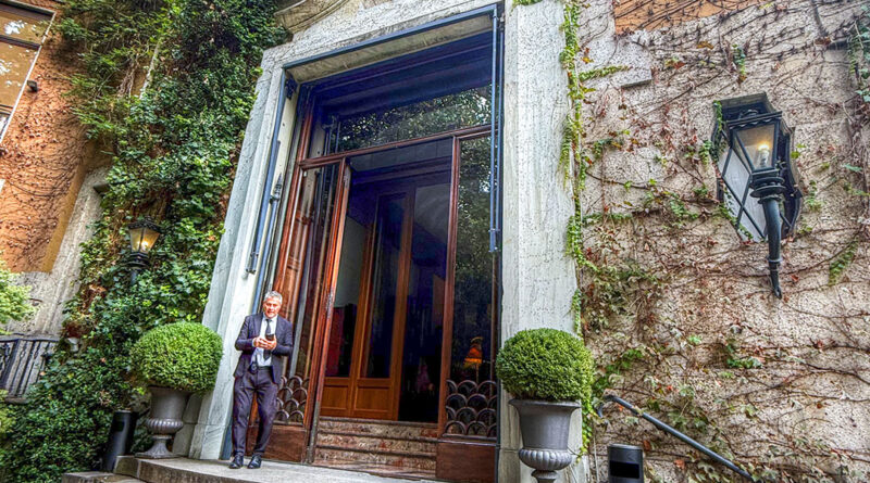 Il portale d'ingresso principale di Villa Mozart con scalinata in pietra